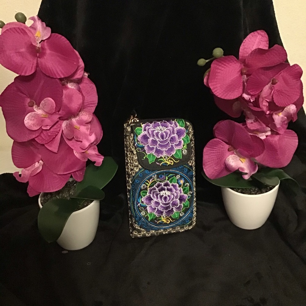 🌸💕2for$40 Beautiful Embroidered Wallets 🌸💕
